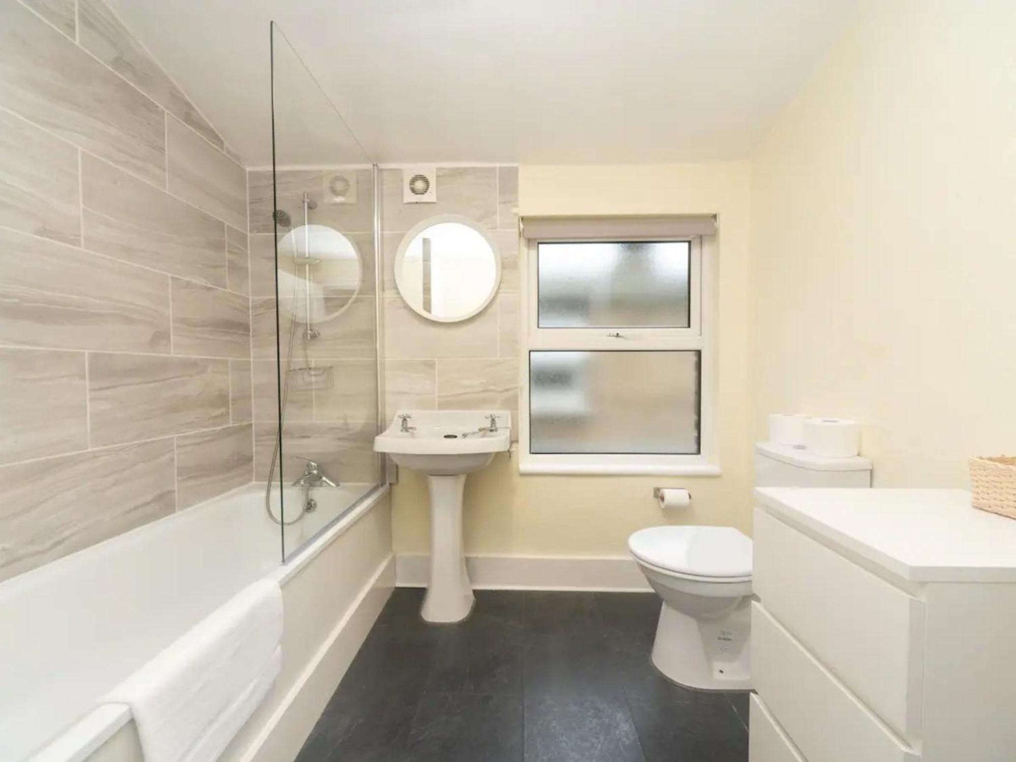 Pass The Keys Characterful Victorian Near * London