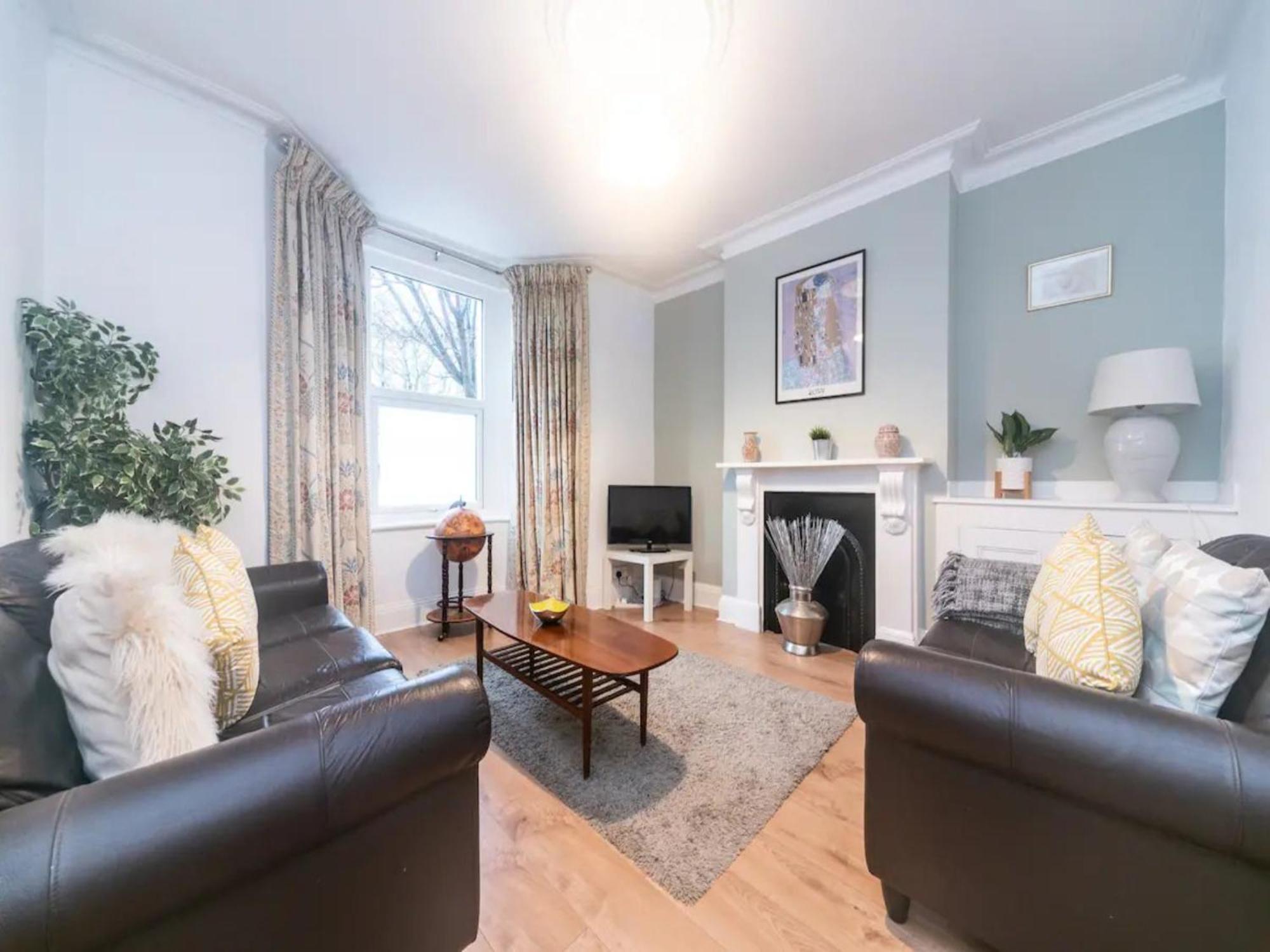 Pass The Keys Characterful Victorian Near * London